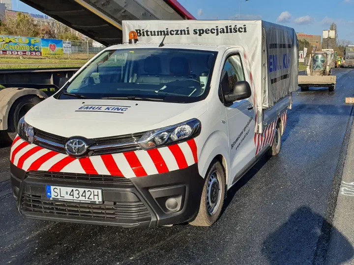 EMUL-KING auf der Baustelle während der Straßenbauarbeiten.