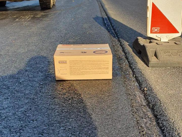 MIXBUD-Verpackung neben der Naht und den laufenden Arbeiten.