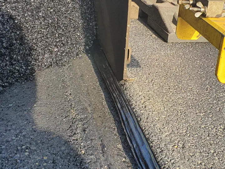Der Fertiger arbeitet an der Kante des benachbarten Fahrbahnstreifens.