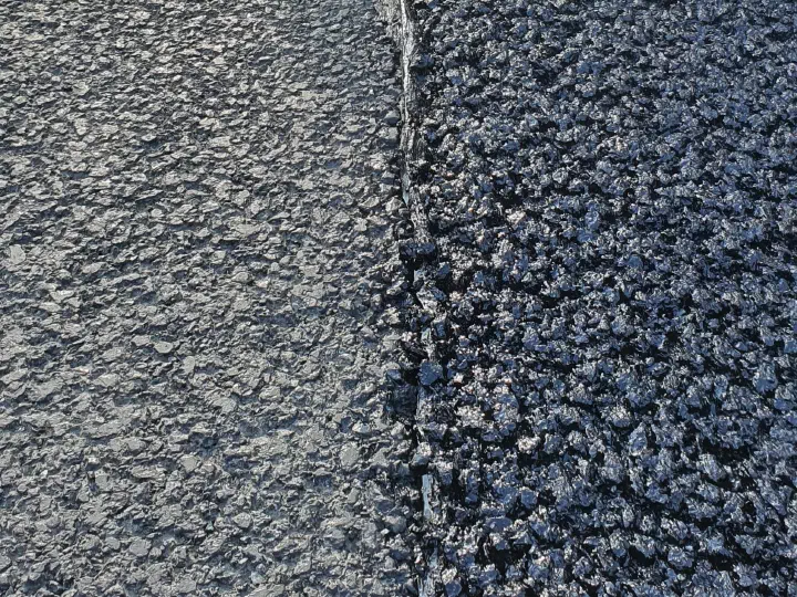 Die Kante der neuen Schicht und der Anschluss an die benachbarte Fahrbahn.