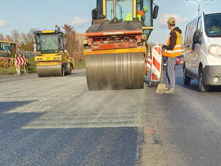 Walzen im Einsatz an der Verbindung benachbarter Fahrbahnstreifen.