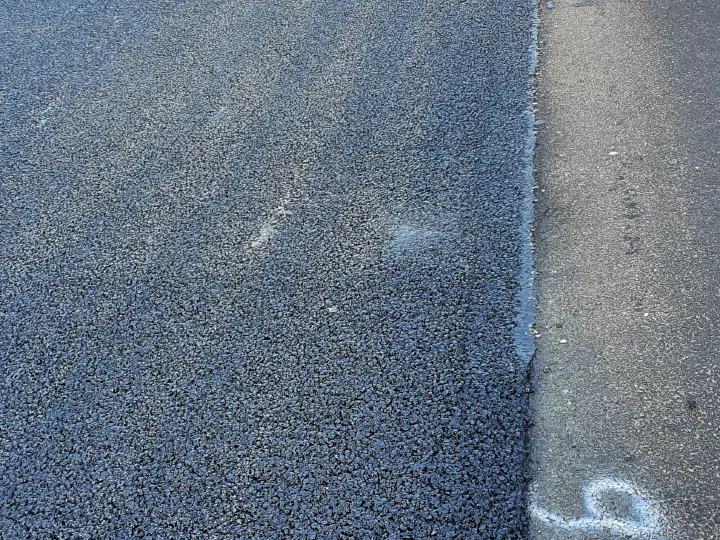 Die Naht im Zusammenhang mit den Verdichtungsarbeiten.