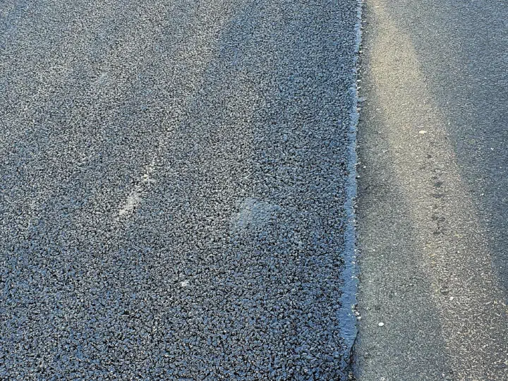 Detail der Verbindungslinie zwischen benachbarten Fahrbahnstreifen.