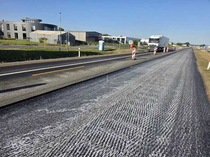 Straßenabschnitt mit der Verbindung entlang des Fahrbahnstreifens.